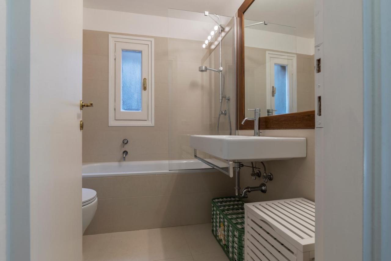 Apartment Three Bedrooms In World-famous Via Giulia - Fromhometorome Rome